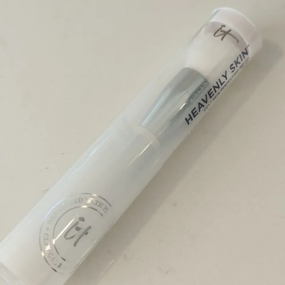 It cosmetics Heavenly Skin Brush no. 702